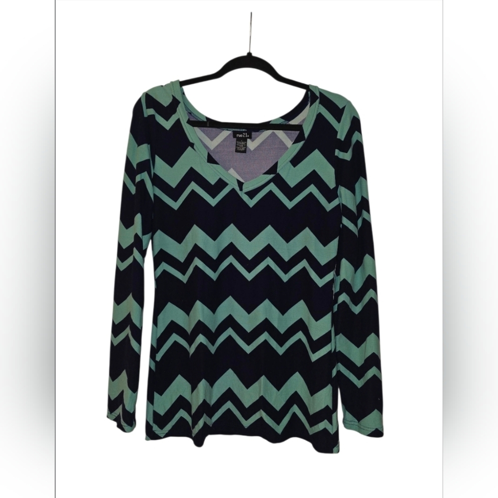 Rue21 Blue and Green Chevron Long Sleeve Size Large